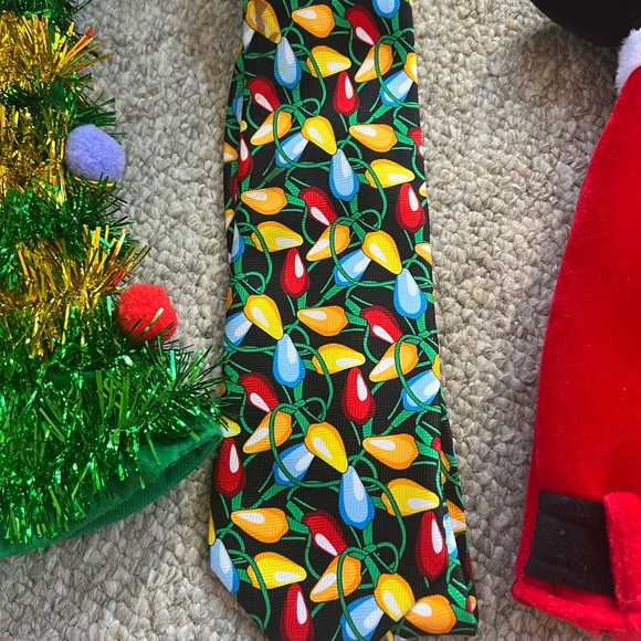 Collection of four Christmas hats and a tie. Excellent used condition. - Picture 5 of 10